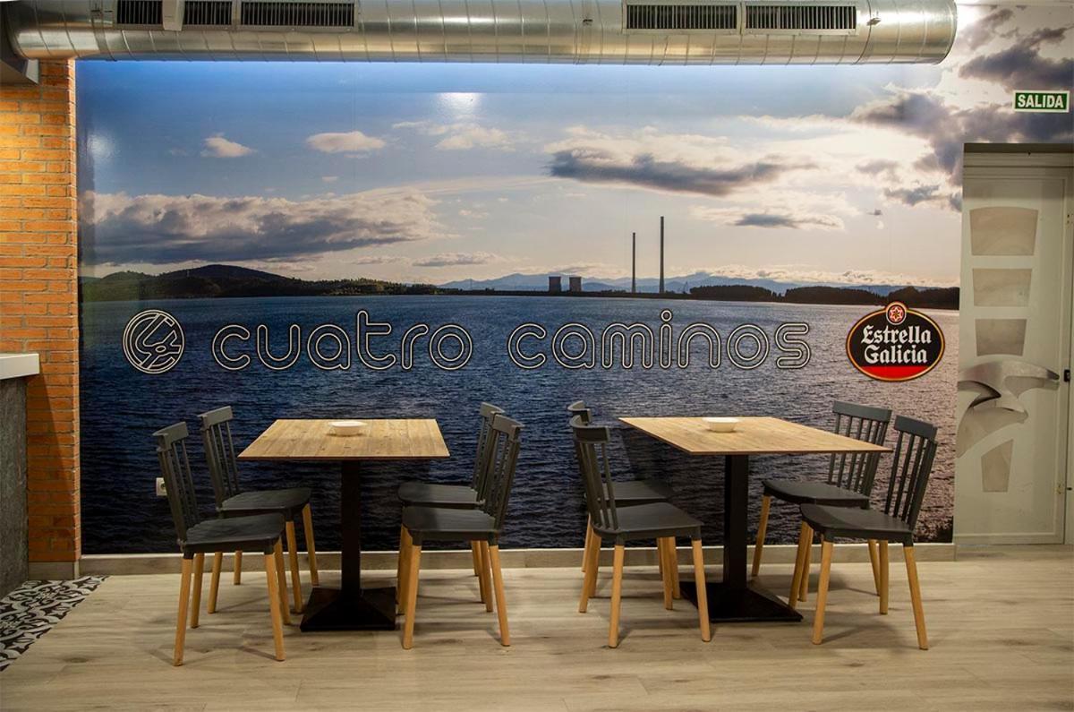 Hostal Restaurante Cuatro Caminos Cubillos del Sil Luaran gambar